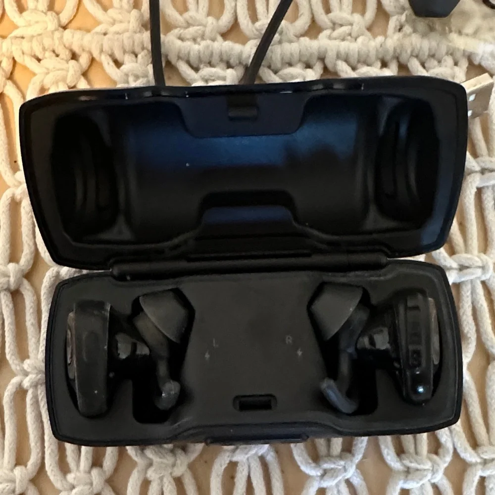 Bose Black Wireless Earbuds with Case - Picture 4 of 5